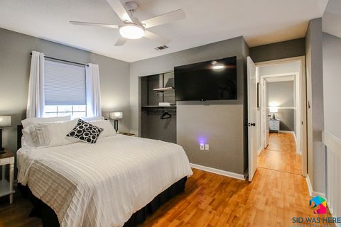 Bedroom 3: Queen Bed