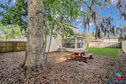 Backyard - Fully Fenced with outdoor dining