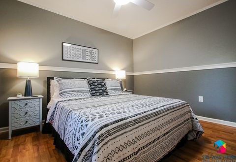 Bedroom 2: Queen Bed