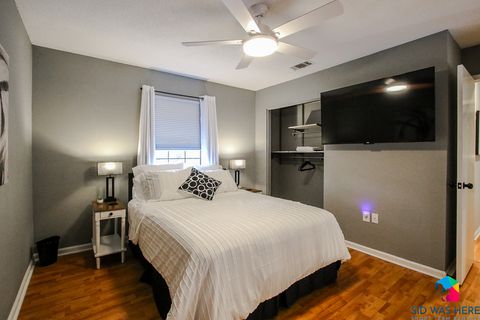 Bedroom 3: Queen Bed