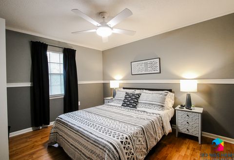 Bedroom 2: Queen Bed