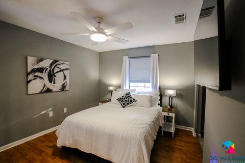 Bedroom 3: Queen Bed