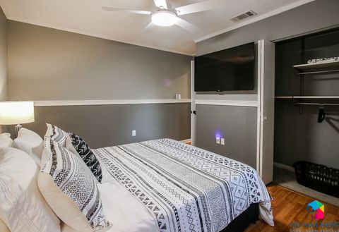 Bedroom 2: Queen Bed