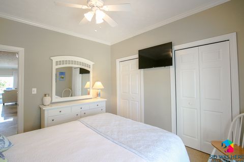 Bedroom 1: Queen Bed