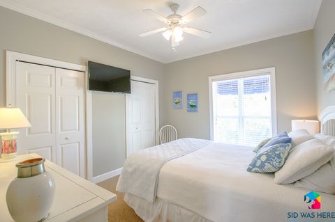 Bedroom 1: Queen Bed