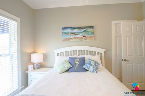 Bedroom 1: Queen Bed