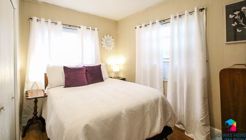 Bedroom 1: Queen Bed