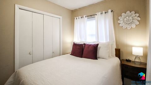 Bedroom 1: Queen Bed