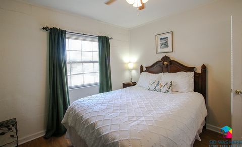 Bedroom 1: Queen Bed