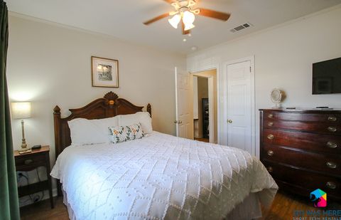 Bedroom 1: Queen Bed