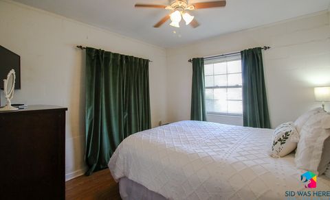 Bedroom 1: Queen Bed