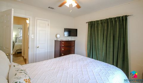 Bedroom 1: Queen Bed