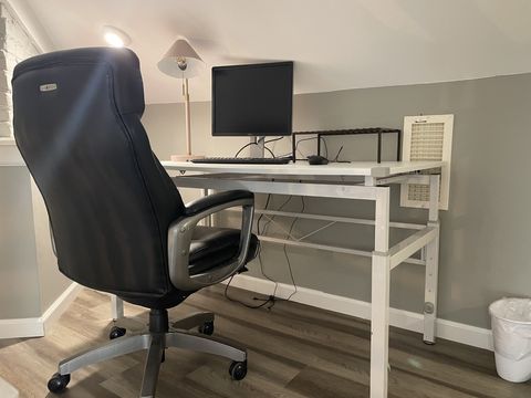 Desk/Chair/Monitor