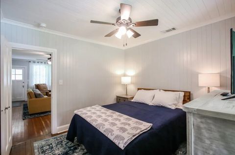 1 queen bed in the 2nd bedroom