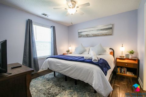 Bedroom 1 - King Bed