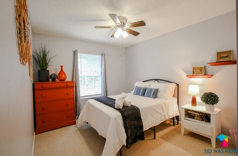 Bedroom 2 - Queen Bed