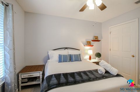 Bedroom 2 - Queen Bed