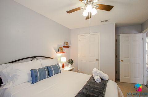 Bedroom 2 - Queen Bed