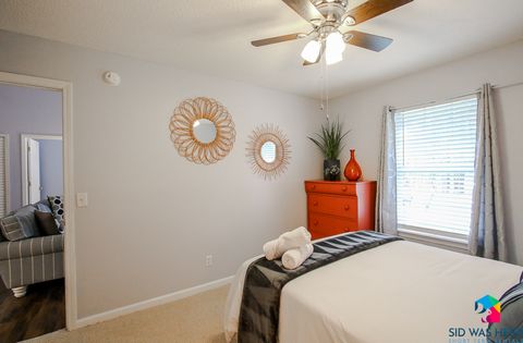 Bedroom 2 - Queen Bed