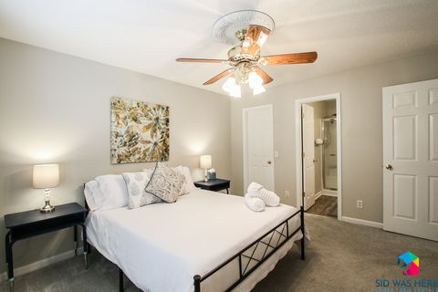 Bedroom 1: Queen Bed