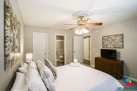 Bedroom 1: Queen Bed