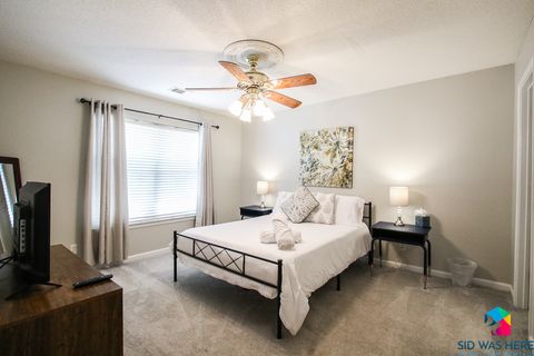 Bedroom 1: Queen Bed