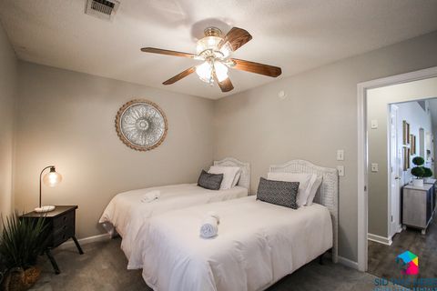 Bedroom 3: 2 Twin Beds