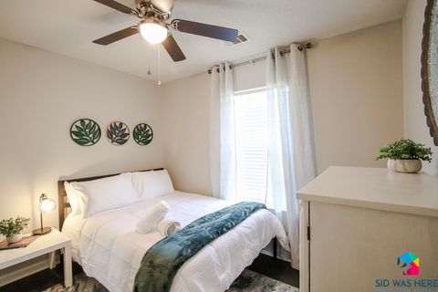 Bedroom 2: Double Bed