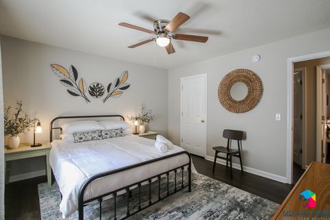 Bedroom 1: Queen Bed