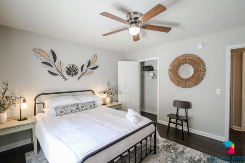 Bedroom 1: Queen Bed