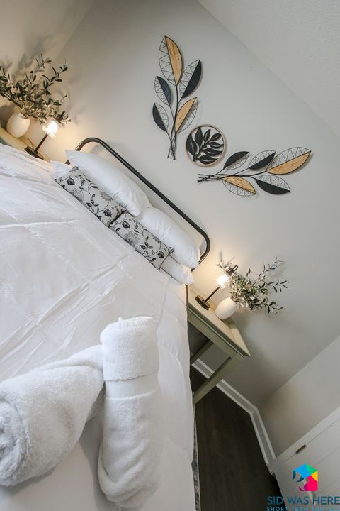 Bedroom 1: Queen Bed