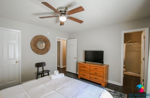 Bedroom 1: Queen Bed