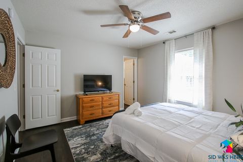 Bedroom 1: Queen Bed