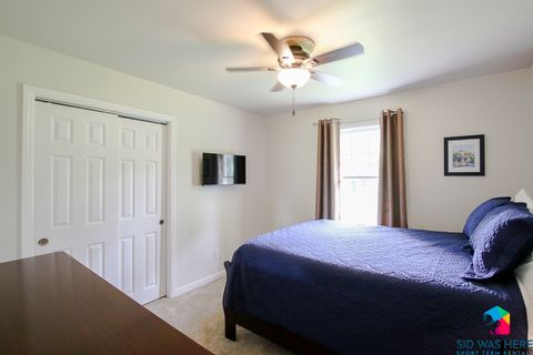 Bedroom 1: Queen Bed