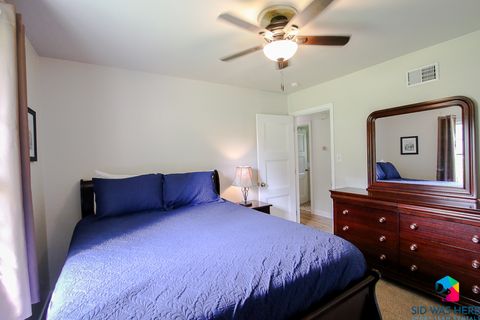 Bedroom 1: Queen Bed