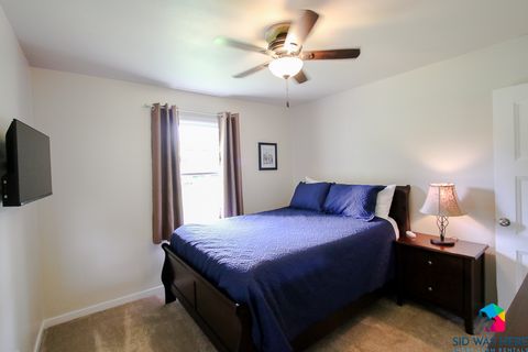 Bedroom 1: Queen Bed