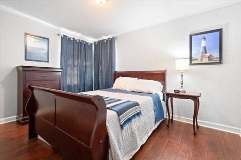 Bedroom 1: Queen Bed