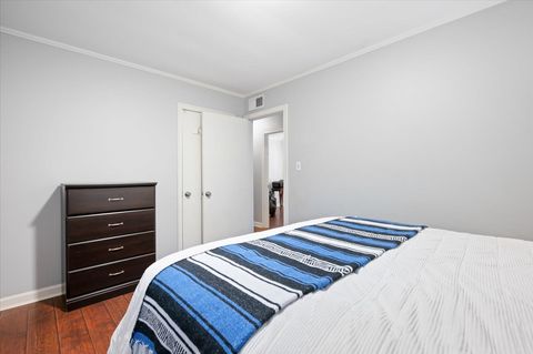 Bedroom 2: Queen Bed