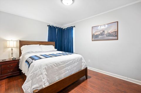 Bedroom 2: Queen Bed