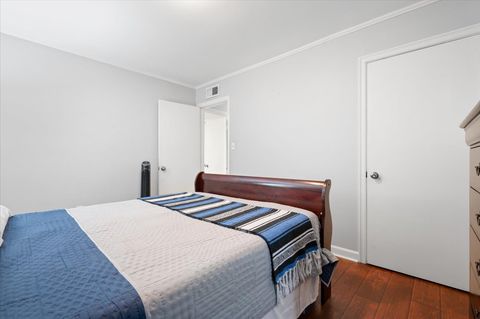 Bedroom 1: Queen Bed