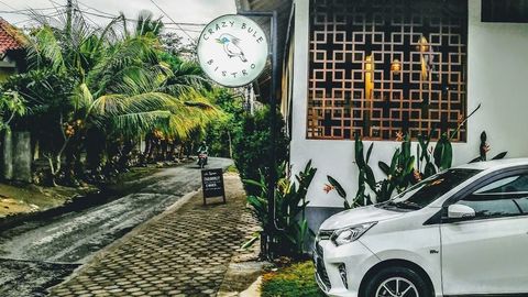 Our restaurant Crazy Bule Bistro.
Do not forget to come for breakfast (included) every morning 7:30 - 10 am.  See the next picture with our weekly fixed offer.
For paid lunch we are open till 1 pm.
Paid dinners we serve from 5 - 8 pm.