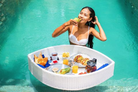 How about trying a floating breakfast? It is simply a must if you are in Bali ❤️️.