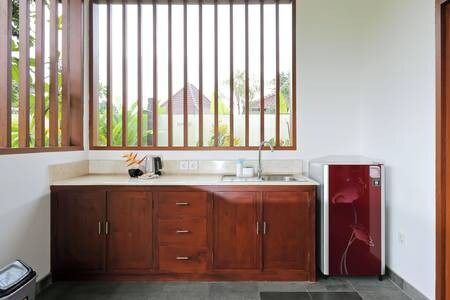 Kitchenette with all the necessary amenities. Coffee corner, fridge, boiling kettle, sink, basic  utensils. No stove tho! 