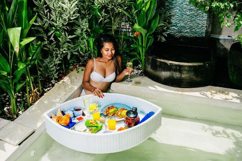 How about trying a floating breakfast? It is simply a must if you are in Bali ❤️️.