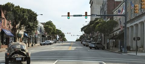 Warm, quaint small town feel downtown... for leisurely shopping and dining