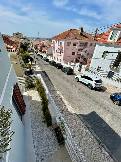 Vista dall’alto del giardino in comune e della strada.
