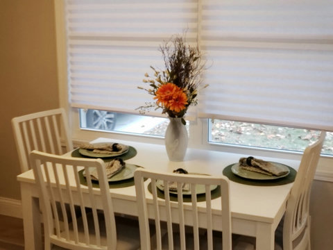Dining seating for 6. Table also expands to allow for more.