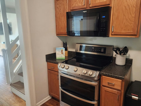 Double oven convection stove with microwave above.