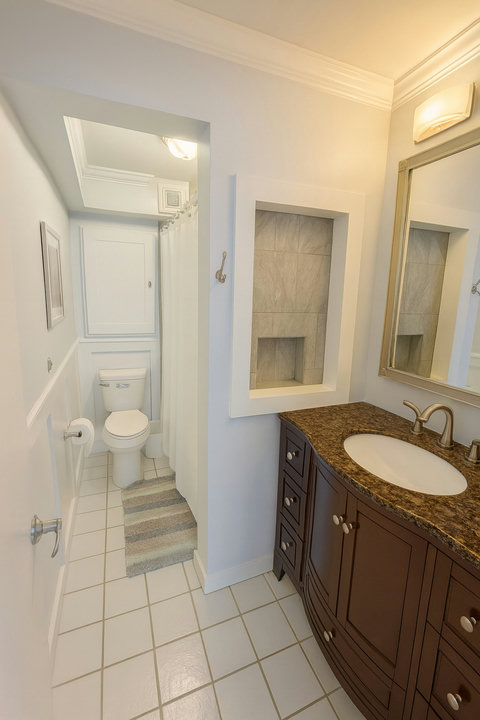 Granite vanity bath with toilet alcove and mat