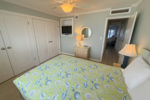 Lime shell quilt bedroom with wicker dresser